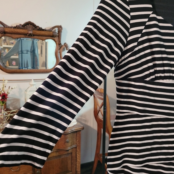 Black And White Dress - Picture 3 of 4